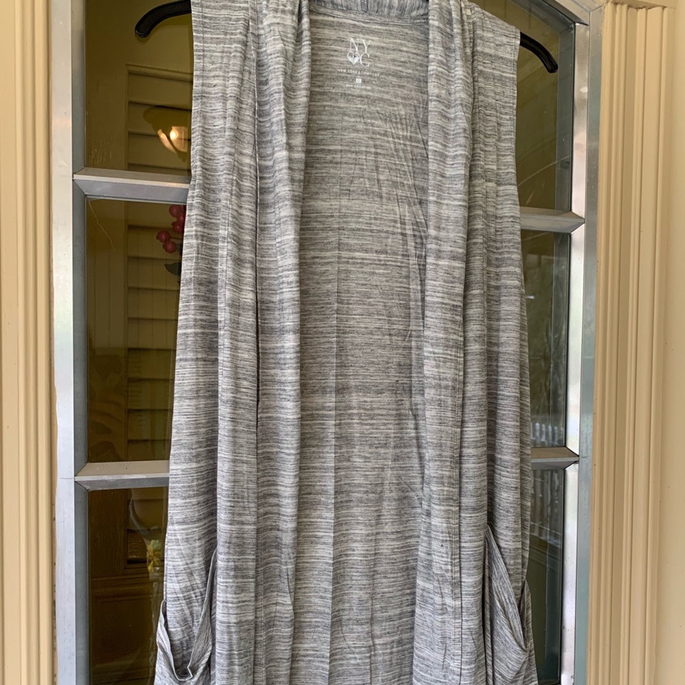 WOMEN’S NEW YORK & COMPANY LIGHTWEIGHT VEST.